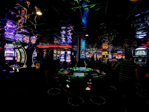 Bônus e Promoções de Poker Online: Freerolls, Bônus Sem Depósito e Programas VIP